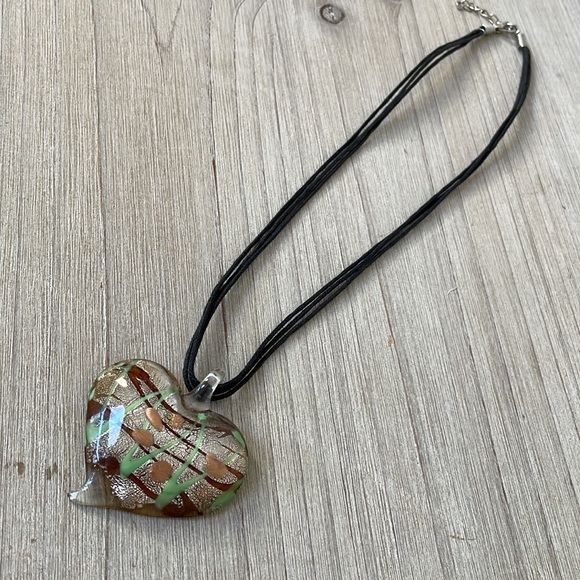 Glass heart-shaped pendant necklace - Picture 4 of 7